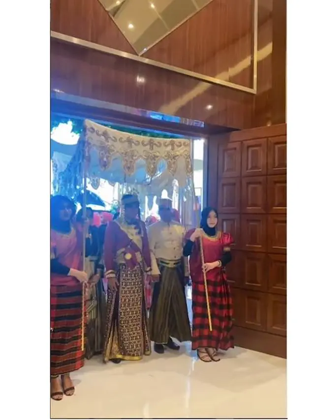 6 Potret Pernikahan Witan Sulaeman dan Rismahani, Pakai Busana Adat Bugis