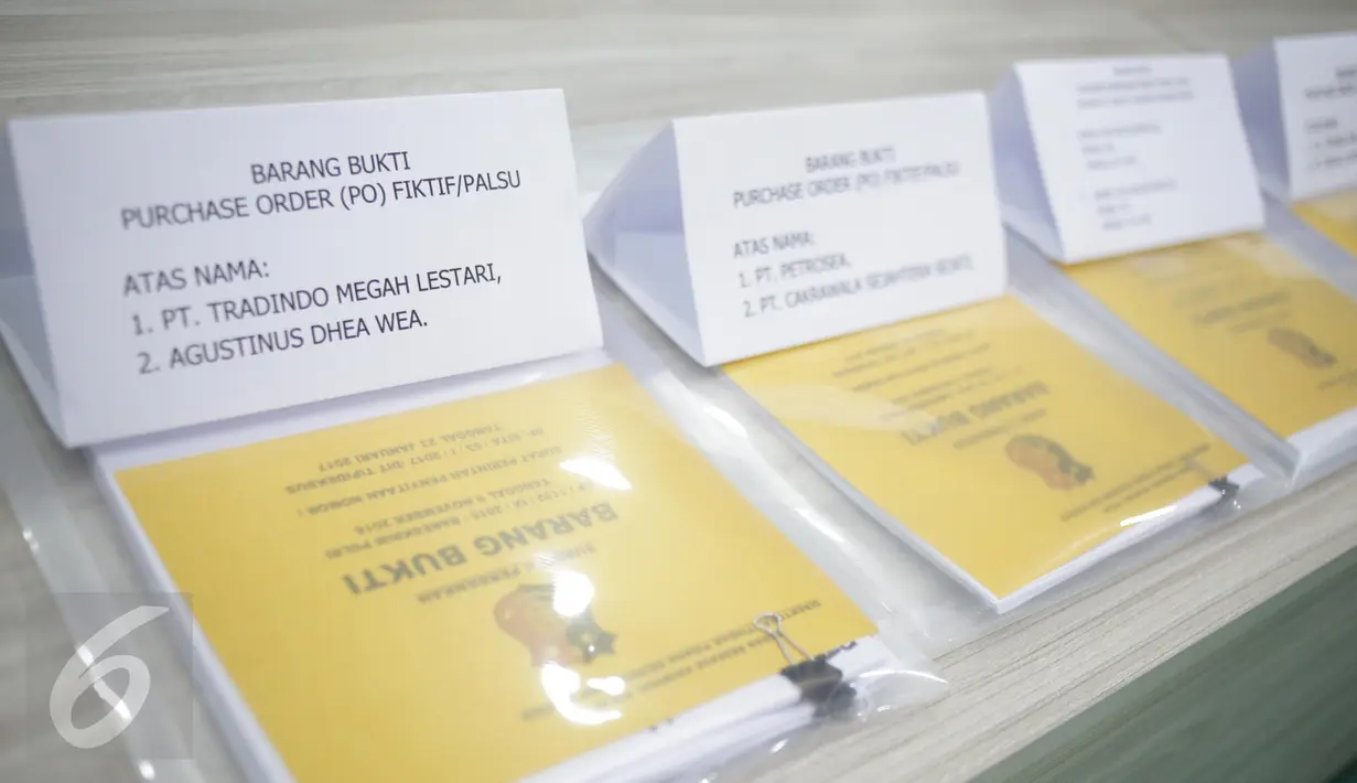 Barang bukti ditunjukan saat rilis pelaku pembobol 7 Bank di Jakarta, Kamis (9/3). Dit Tipideksus Bareskrim Polri menangkap seorang pria yang diduga pelaku pembobolan 7 bank. Kerugian dalam kasus ini mencapai Rp 1 triliun. (Liputan6.com/Faizal Fanani)