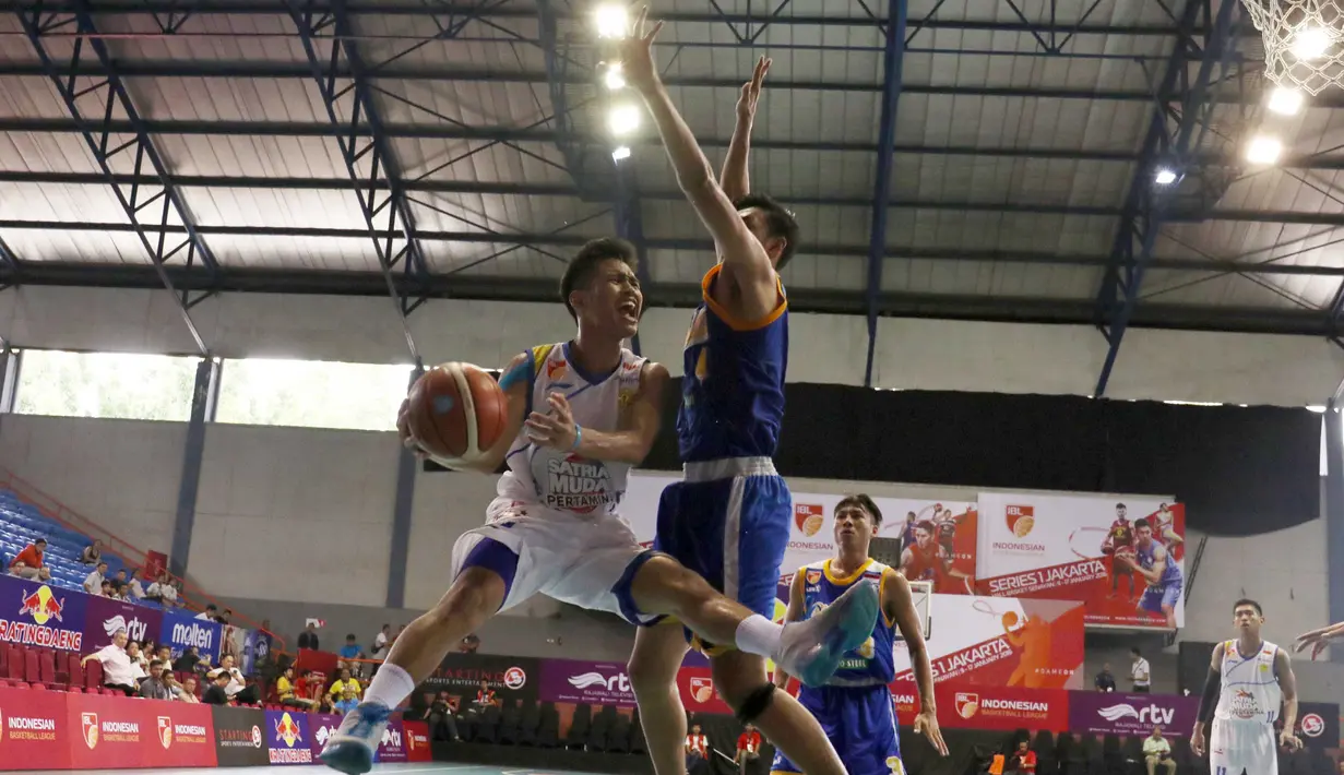 Pemain Satria Muda, Audy Bagastyo (kiri) mencoba melewati hadangan pemain Bimasakti pada laga IBL Reguler Season di Hall A Senayan, Jakarta, Senin (11/1/2016). Satria Muda menang 55-33. (Bola.com/Nicklas Hanoatubun)
