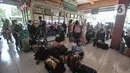 <p>Calon penumpang saat menunggu jadwal keberangkatan bus antarkota antarprovinsi (AKAP) di Terminal Kampung Rambutan, Jakarta, Senin (25/4/2022). Memasuki H-7 Idul Fitri 1443 H, ribuan pemudik mulai memadati Terminal Kampung Rambutan dengan tujuan berbagai kota di Jawa, Sumatera, dan Bali. (merdeka.com/Iqbal S. Nugroho)</p>