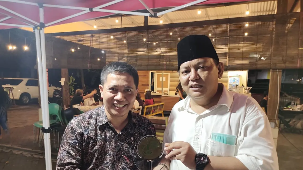 Dekan FISIB Universitas Trunojoyo Madura Surokim Abdussalam menerima penghargaan Tokoh Muda Nahdliyin Inspiratif Jatim 2021 dari Forkom Jurnalis Nahdliyin. (Foto : istimewa)