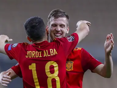 Pemain Spanyol Dani Olmo (belakang) mendapat selamat dari rekan setimnya Jordi Alba usai mencetak gol ke gawang Kosovo pada pertandingan Grup B babak kualifikasi Piala Dunia 2022 antara di Stadion La Cartuja, Seville, Spanyol, Rabu (31/3/2021). Spanyol menang 3-1. (AP Photo/Miguel Angel Morenatti)
