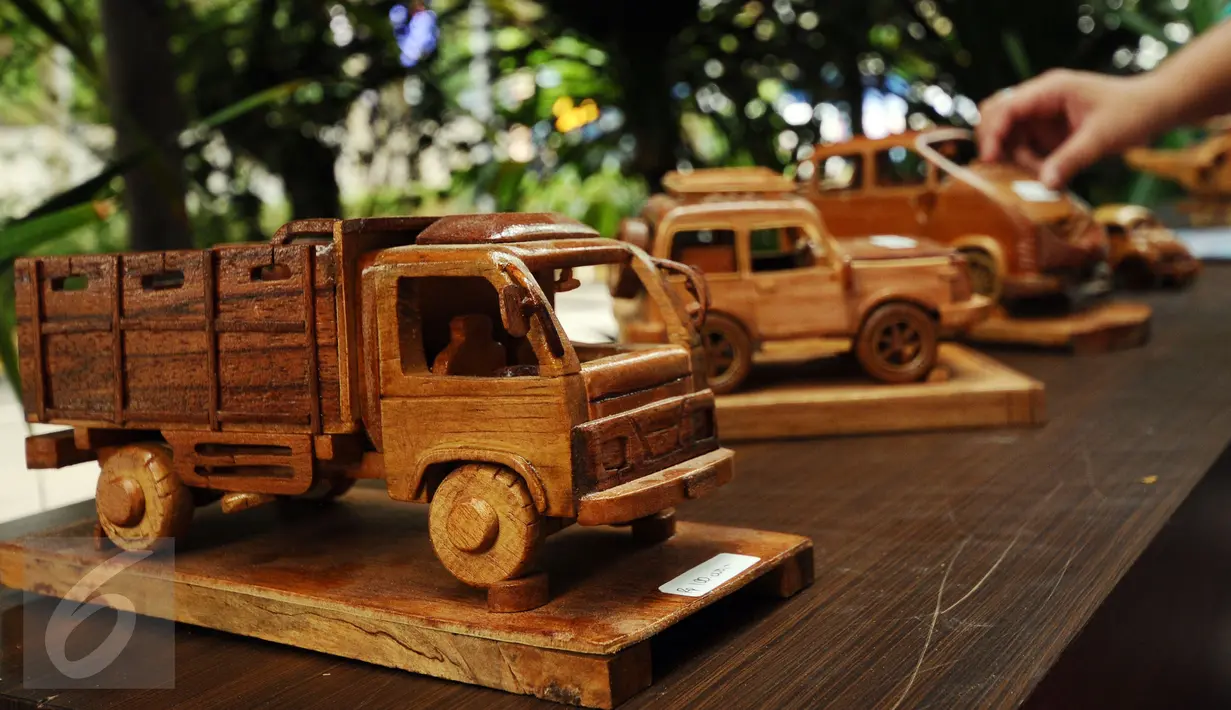 Panitia merapihkan hasil kerajinan tangan warga binaan pada Napi Craft 2015 di Kuningan,Jakarta, Senin (21/12/2015). Napi Craft 2015 memamerkan beragam hasil kreativitas warga binaan dari 12 Divisi Pemasyarakatan. (Liputan6.com/Helmi Fithriansyah)