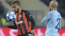 Gelandang Manchester City, David Silva, berebut bola dengan pemain Shakhtar Donetsk, Maycon, pada laga Liga Champions di Stadion Metalist, Selasa (23/10/2018). Shakhtar Donetsk kalah 0-3 dari Manchester City. (AP/Efrem Lukatsky)