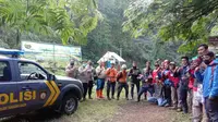 Pencarian tim SAR Gabungan terhadap Muhammad Gibran Arrasyid (14), pendaki remaja yang hilang misterius di Gunung Guntur, Garut, Jawa Barat hingga Selasa malam, belum membuahkan hasil. (Liputan6.com/Jayadi Supriadin)