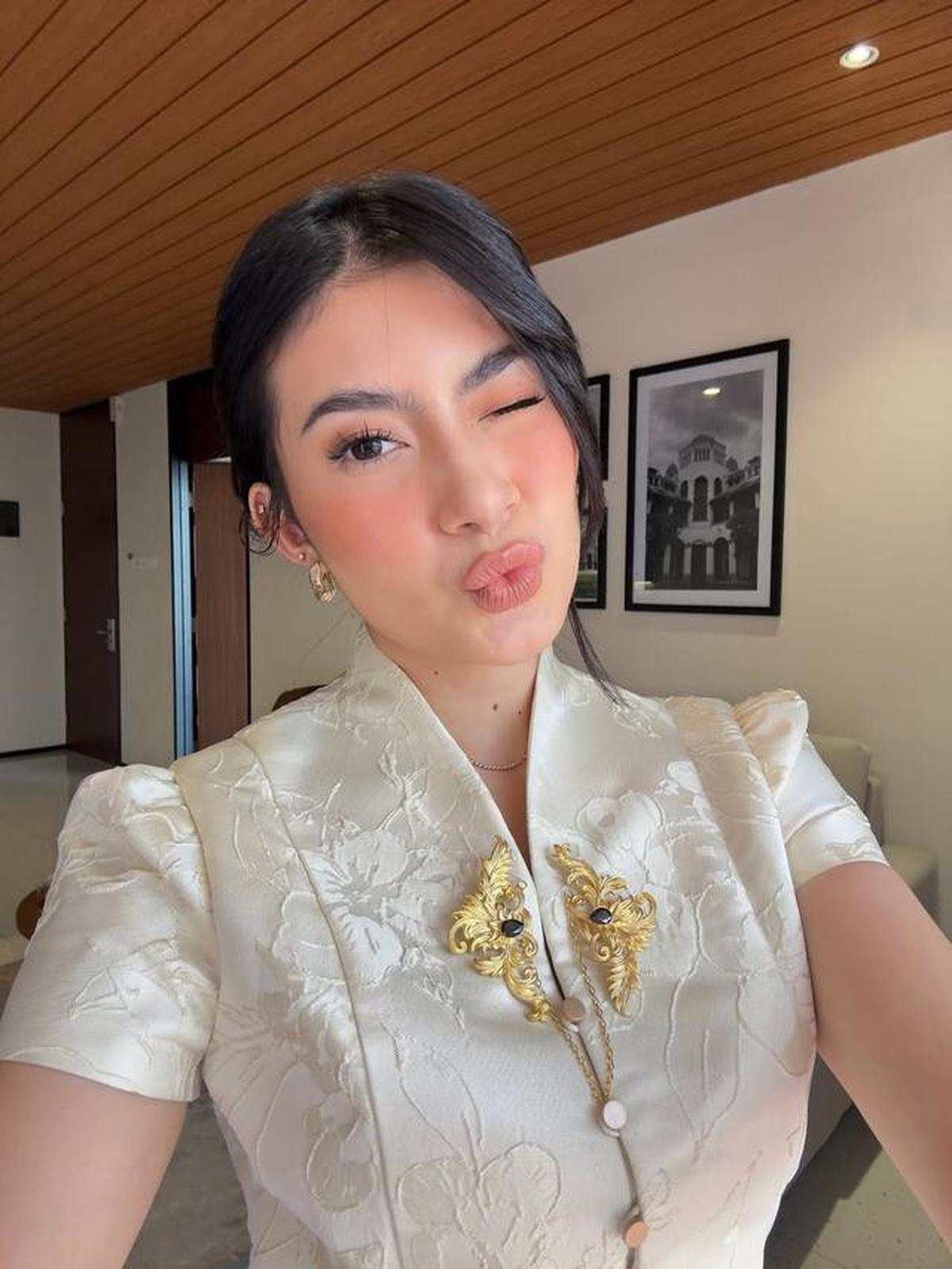 Model Kebaya Peplum Inka Andestha saat Hadiri Wisuda Pratama Arhan, Cantik Memesona