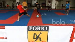 Aksi para atlet Karateka putri yang mahir bermain futsal sebagai pemanasan awal sebelum berlatih di Senayan Jakarta. (Bola.com/Nicklas Hanoatubun)