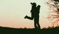 Kisah Cinta Sesama Zodiak Aquarius, Romantis Tanpa Saling Mengekang