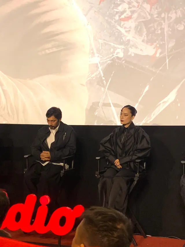 Tatjana Saphira dan Abimana Aryasatya, pemain series Roman Dendam saat konferensi pers di XXI Plaza Indonesia, Jakarta, Sabtu (21/6/2025).