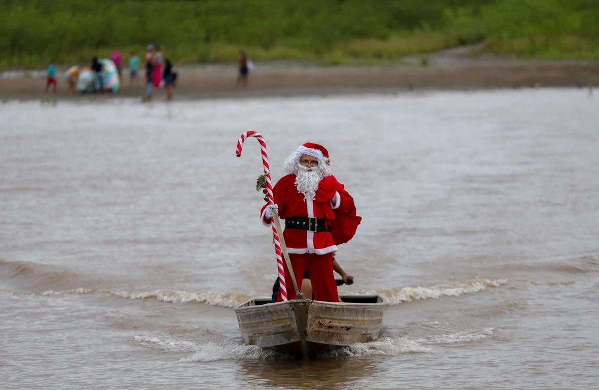 FOTO: Sinterklas Menyusuri Sungai Amazon Antar Hadiah Natal