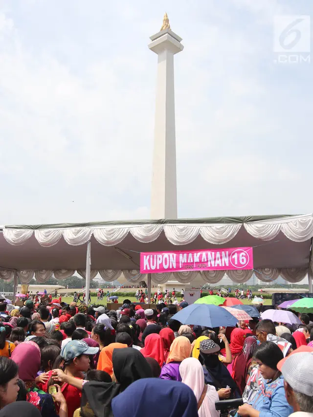 Ada Acara Bagi-Bagi Sembako, Monas Dibanjiri Warga