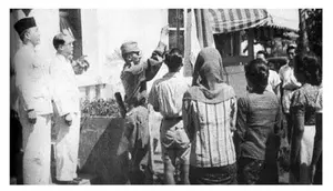 Sosok Berkerudung di Foto Proklamasi, Siapa Dia?