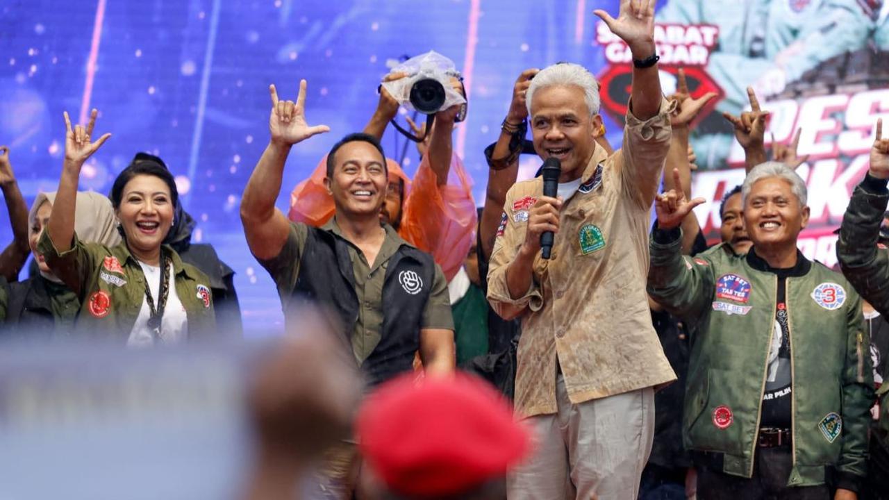 "Tiga," jawab masyarakat.<br>