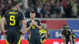 Pemain Skotlandia, Lewis Morgan, tampak kecewa setelah ditaklukkan Hungaria pada laga Grup A Euro 2024 di Stuttgart Stadium, Senin (24/6/2024). Skotlandia menjadi negara kedua yang tersingkir dari Euro 2024. (AP Photo/Matthias Schrader)