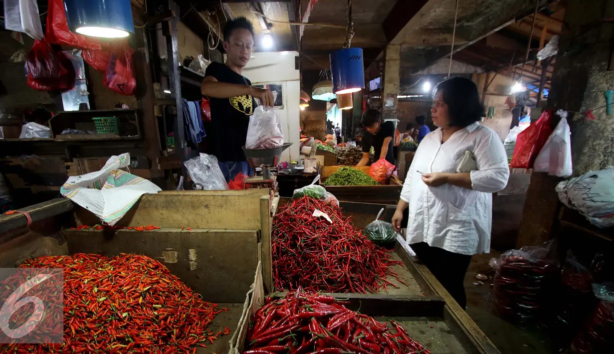 Seorang pedagang cabai melayani pembelinya di Pasar Impres Senen, Jakarta, Selasa (15/11). Kementrian Perdagangan akan menggelar operasi pasar melalui kemitraan dengan PT Perusahaan  Perdagangan Indonesia (Persero). (Liputan6.com/Gempur M. Surya)