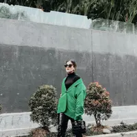 Kamu dapat tampil ekstra saat keluar rumah dengan blazer bewarna hijau dan leather pants, lho. (instagram/tasyafarasya)