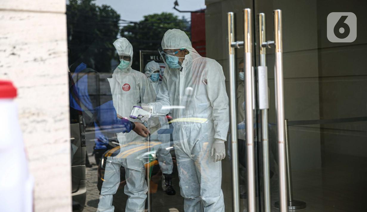 Pasien tanpa gejala Covid-19 diukur suhu tubuh saat  tiba di Hotel U Stay Mangga Besar, Sawah Besar, Jakarta, Senin (28/9/2020). Pegawai hotel yang menjadi tempat isolasi pasien Covid-19 ini telah mendapatkan pelatihan dari Kemenkes atau Satuan Tugas Penanganan Covid-19. (Liputan6.com/Faizal Fanani)