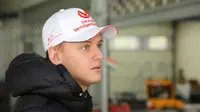 Presiden FIA, Jean Todt, berharap anak Michael Schumacher, Mick Schumacher, tak mendapat tekanan besar dalam kariernya. (Motorsport)