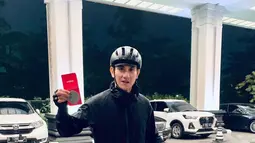 Berangkat dari kesukaannya bersepeda, Vino G Bastian kerap mengikuti tantangan bersepeda antar kota. Bahkan ia pernah mencapai jarak tempuh bersepeda sepanjang 200 kilometer dalam ajang All Terrain Cycle Challenge 2021. (Liputan6.com/IG/@vinogbastian__).
