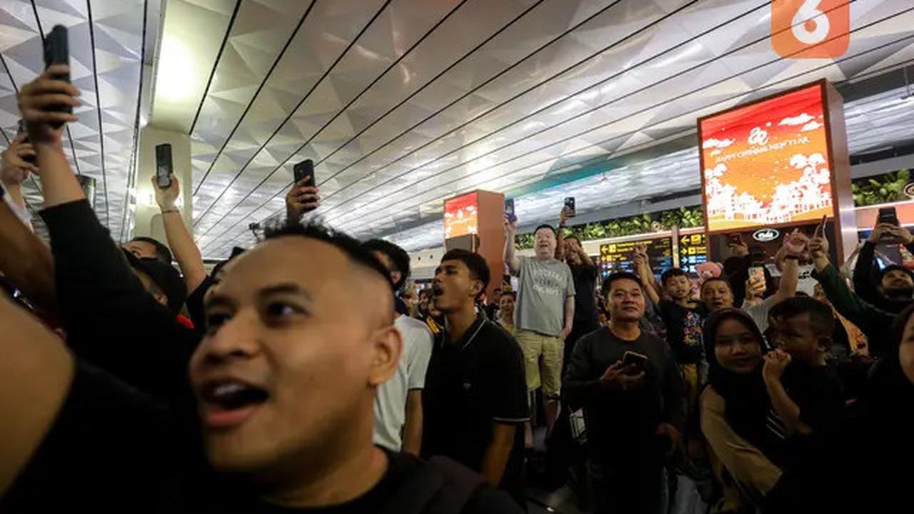 Foto: Pulang ke Korea Selatan, Shin Tae-yong Dilepas dengan Meriah oleh Masyarakat dan Suporter Indonesia