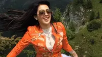  Video yang diberi judul "Ciaobellaaaa" ini menjadi sorotan onliner karena tingkah Syahrini yang membuat banyak geram para onliner.