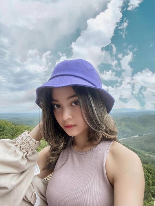 Di sela kesibukannya, Yoriko Angeline kerap membagikan momen serunya saat liburan. Dalam liburannya beberapa kali ia mengunjungi Pulau Dewata dan traveling menikmati keindahan alam di Indonesia. Tidak lupa dalam liburannya ini ia kerap tampil keren mengenakan bucket hat yang terlihat cocok dikenakannya. (Liputan6.com/IG/@yorikooangln_)