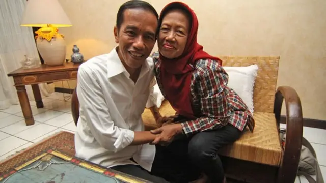 Hari Ibu, Deretan Foto Presiden Jokowi yang Hormat Pada Bundanya
