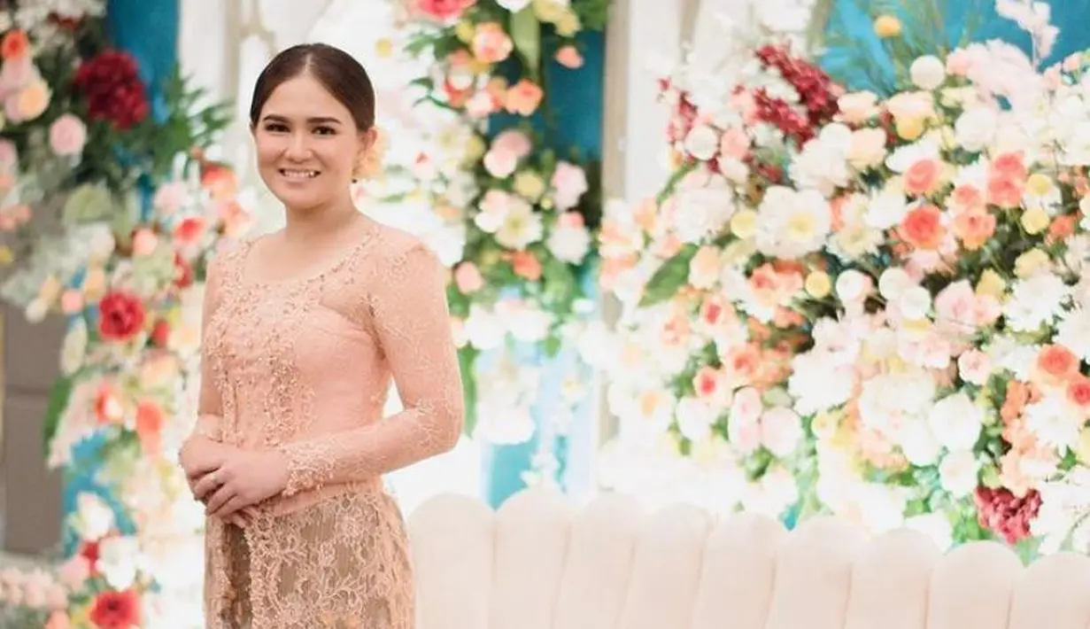 Selepas pengajian, Masayu Clara melanjutkan prosesi adat Sunda dengan Ngaras. Di momen ini, dia memilih kebaya warna salem yang dipadukan kain jarit. (Instagram/malinoweddingplanner).