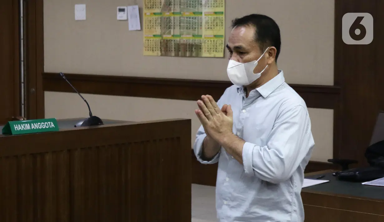 Terdakwa dugaan korupsi di Pemerintahan Kabupaten Langkat, Muara Perangin-angin sesaat sebelum menjalani sidang tuntutan di Pengadilan Tipikor, Jakarta, Senin (6/6/2022). JPU KPK menuntut Muara Perangin-angin hukuman 2 tahun 6 bulan penjara serta denda Rp 200 juta subsider 4 bulan kurungan. (Liputan6.com/Helmi Fithriansyah)