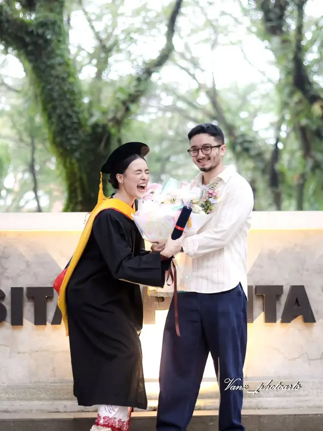 Bryan Domani Dampingi Sang Kekasih Mawar Eva de Jongh di Hari Wisuda, Tampil Kasual Stylish Bawa Buket Bunga