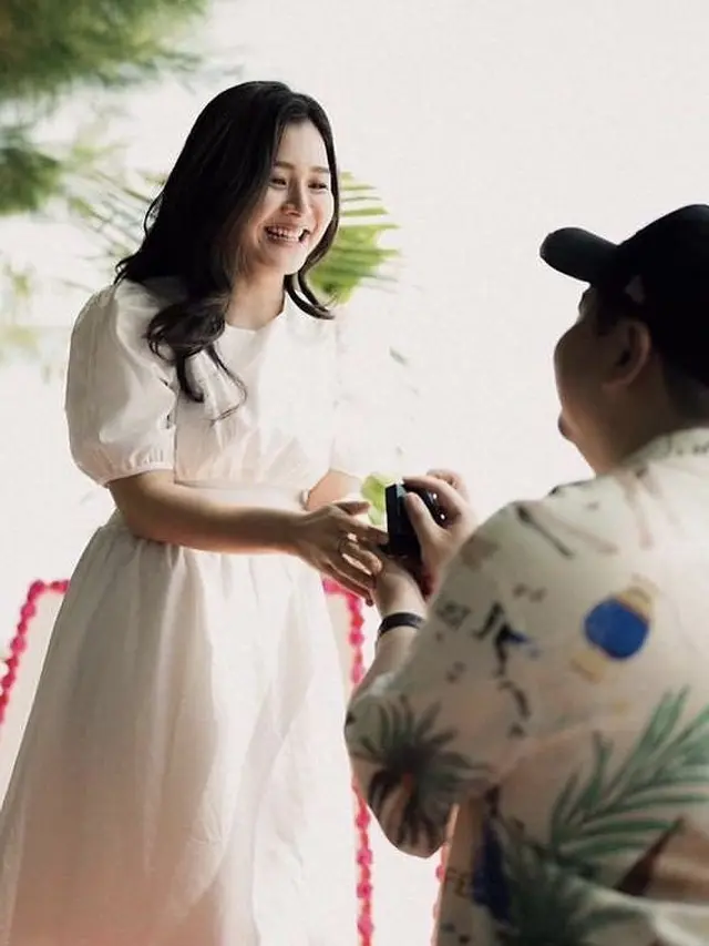 7 Potret YouTuber Nex Carlos Lamar Kekasihnya di Pinggir Pantai Ini Romantis
