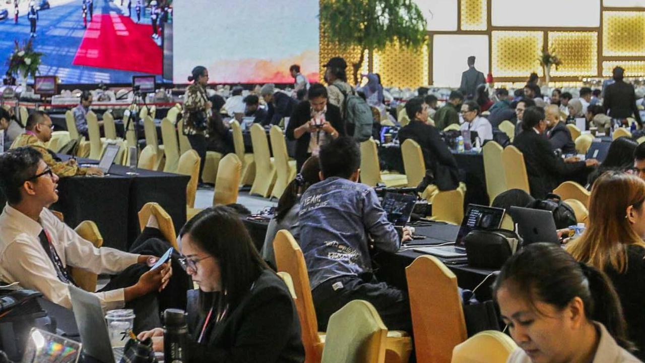Ruang Media Center dalam Konferensi Tingkat Tinggi (KTT) ke-43 ASEAN diliput oleh 2.500 orang wartawan dalam maupun luar negeri.<br>