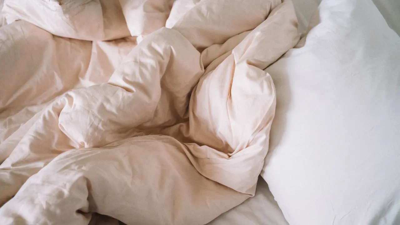Mengatasi Bed Cover yang Cepat Bau Apek