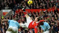 Wayne Rooney melepaskan tendangan salto yang menghasilkan gol sensasional sekaligus penentu kemenangan MU atas Manchester City 2-1 dalam laga derby di Old Trafford, 12 Februari 2011. AFP PHOTO/ANDREW YATES