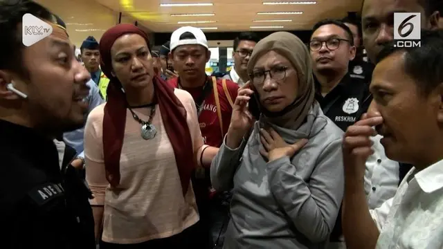 Ratna Sarumpaet berencana terbang ke luar negeri lewat Bandara Soekarno Hatta. Namun, pihak kepolisian menangkap ibunda dari aktris Atiqah Hasiholan itu lantaran statusnya sudah tersangka.