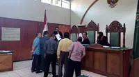Suasana persidangan kasus ibu digugat anak kandung sebesar Rp 1,8 miliar sempat tegang di Pengadilan Negeri Garut, Jawa Barat, Kamis siang (13/4/2017). (Liputan6.com/Jayadi Supriadin)