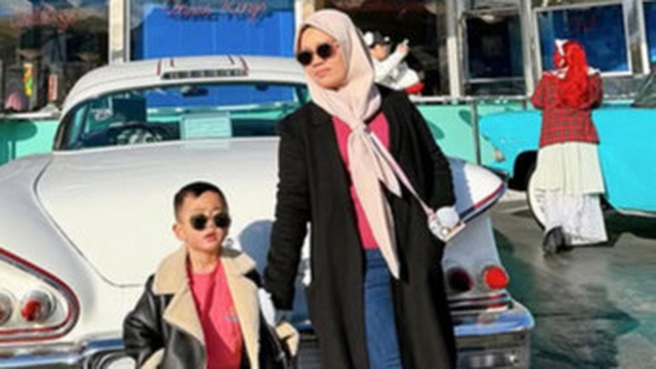 Potret Rayyanza & Sus Rini Tampil Bak Couple Pakai Baju Serasi di Jepang, Gandengan Tangan Gemas Banget