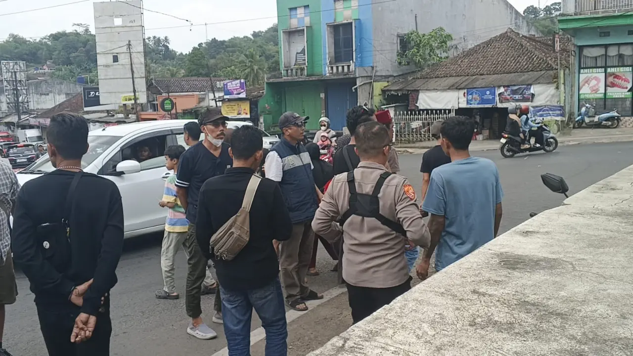 Seorang sopir angkutan jenis Colt Mini (Kolmini) berinisial Ebi, menjadi korban dugaan penganiayaan oleh pengendara mobil mewah Mercedes-Benz (Istimewa)