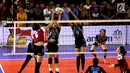 Tim PB Voli AD (PBVAD) menahan bola voli Tim Wahana Express Group (WEG) pada final turnamen Danjen Kopassus Open Volleyball Tournament, di GOR Nanggala, Minggu (08/4). WEG mengalahkan PB Voli AD (PBVAD) Putri, tiga set langsung. (Liputan6.com/Johan Tallo)