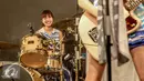 Grup band asal Jepang Silent Siren beraksi dalam konser yang di gelar di Annex Building, Jakarta, Sabtu (19/9/2015). Silent Siren terdiri dari 4 cewek cantik itu berhasil menghibur penggemarnya di Jakarta. (Liputan6.com/Faizal Fanani)
