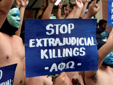Anggota Persaudaraan Alpha Phi Omega (APO) melakukan aksi telanjang di Universitas Filipina (UP), Manila, Jumat (25/11). Demonstran memprotes pemakaman Ferdinand Marcos di Libingan ng mga Bayani (Taman Makam Pahlawan). (REUTERS / Ezra Acayan)