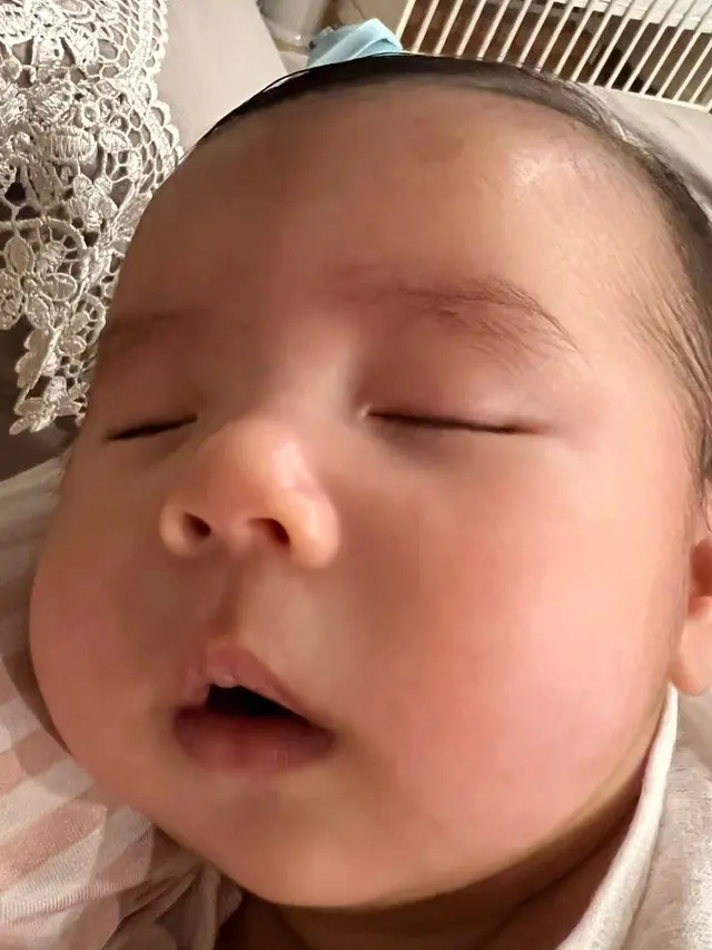 Potret gemas Baby Elhanan saat tertidur (Instagram/sammysimorangkir)