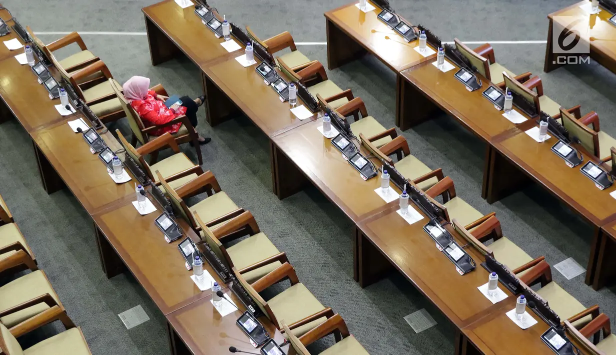 Suasana paripurna ke-11 DPR RI tahun sidang 2019-2020 di Kompleks Parlemen, Jakarta, Kamis (26/9/2019). DPR bersama pemerintah yang diwakili Menhan, Ryamizard Ryacudu mengambil keputusan terkait RUU Pengelolaan Sumber Daya Nasional (PSDN) untuk Pertahanan Negara. (Liputan6.com/Helmi Fithriansyah)