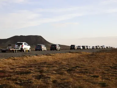 Barisan mobil mengantre di jalan menuju kota Grindavik, Islandia Senin 13 November 2023. (AP Photo/Brynjar Gunnarsson)