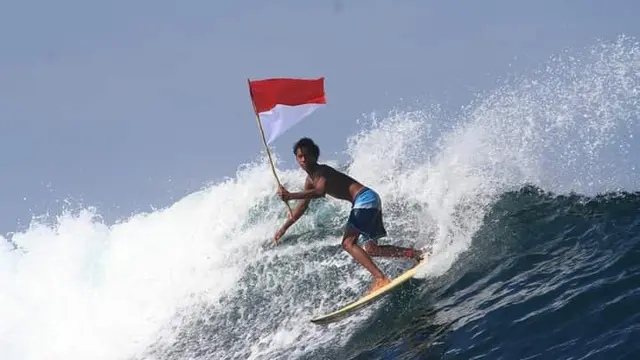 Merah putih di atas amukan ombak di Pantai Lakey, Dompu, NTB. (Foto: Liputan6.com/Miftahul Yani)