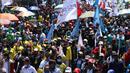 Ribuan buruh melakukan aksi di depan Gedung DPR RI, Jakrta, Selasa (25/8/2020). Aksi tersebut menolak draft omnibus law RUU Cipta Kerja yang diserahkan pemerintah kepada DPR. (Liputan6.com/Angga Yuniar)