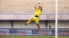 Kiper Dewa United, Sonny Stevens menangkap bola pada laga lanjutan BRI Liga 1 2023/2024 antara Dewa United melawan Persebaya Surabaya di Indomilk Arena, Tangerang, Sabtu (30/09/2023). (Bola.com/Bagaskara Lazuardi)