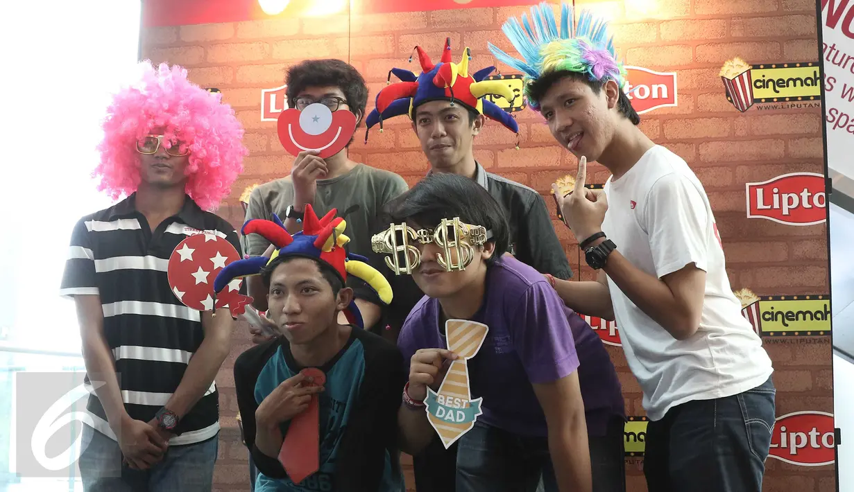 Sejumlah peserta berpose di photo booth yang telah disediakan panitia di Blitz Megaplek, Jakarta, Sabtu (9/1/2016). Cinemaholic dan Lipton menggelar nonton bareng film Alvin and The Chipmunk. (Liputan6.com/Angga Yuniar)