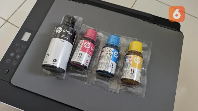 <p>HP menyediakan tinta berwarna KCMY di setiap pembelian printer Smart Tank 580. (Liputan6.com/ Yuslianson)</p>