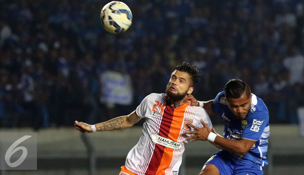 Bek PBFC, Diego Michel (kiri) berebut bola dengan penyerang Persib, Zulham Zamrun saat laga kedua Perdelapan Final Piala Presiden 2015 di Stadion Si Jalak Harupat, Bandung, Sabtu (26/9/2015). PBFC kalah 1-2. (Liputan6.com/Helmi Fithriansyah)